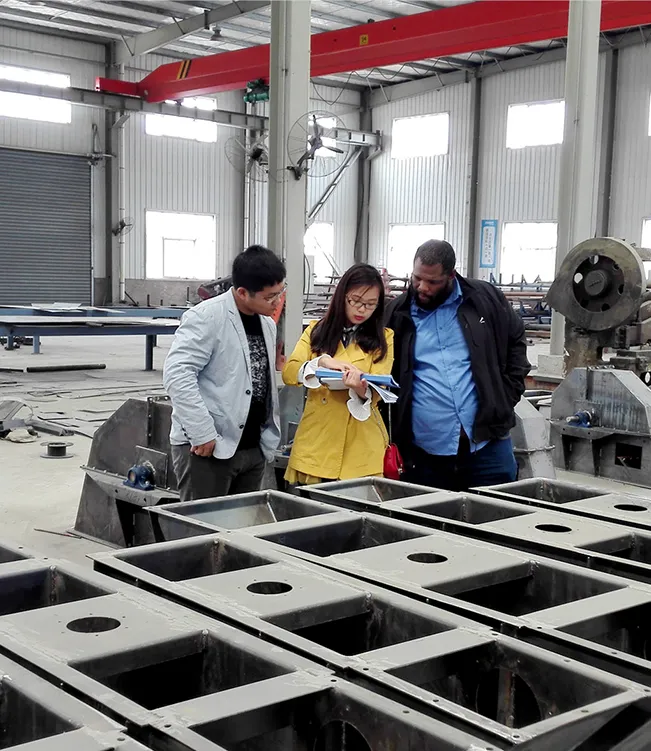 South African clients visited a factory in Kaifeng, Henan province